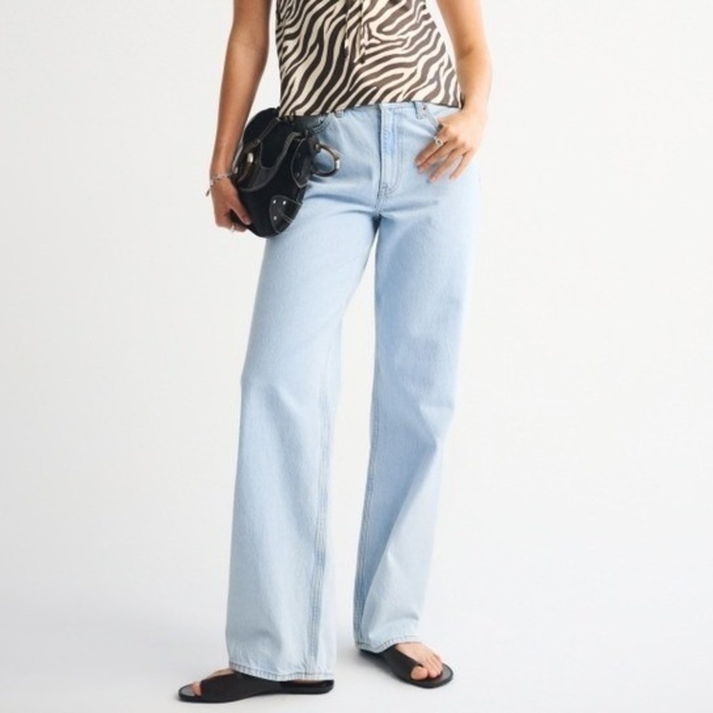 Abercrombie & Fitch Drapey Rigid High Rise Loose Jean Light‎ Wash 33